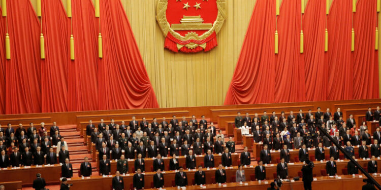 Funcionarios cantan el himno nacional en la sesión de clausura del Congreso Nacional del Pueblo (APN) en el Gran Salón del Pueblo en Pekín, 15 marzo 2019.
REUTERS/Thomas Peter