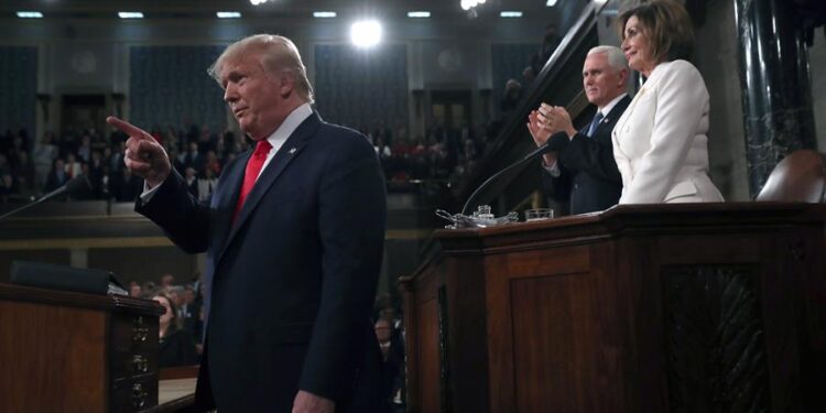 El presidente Donald Trump (L) llega para pronunciar su discurso sobre el estado de la Unión en una sesión conjunta del Congreso de los Estados Unidos en la cámara de la Cámara del Capitolio de los Estados Unidos en Washington, DC, EE. UU., 04 de febrero de 2020. (Estados Unidos) EFE / EPA / LEAH MILLIS / PISCINA