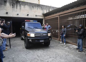 The press surrounds a vehicle of military counterintelligence outside Venezuelan opposition leader and self-proclaimed acting president Juan Guaido's uncle, Juan Jose Marquez, during his home search in Caracas on February 20, 2020. - Marquez was detained Tuesday at the international airport near Caracas while accompanying Guaido on his return trip from a three-week tour to several countries including the US aimed at building pressure on President Nicolas Maduro. (Photo by Federico Parra / AFP) (Photo by FEDERICO PARRA/AFP via Getty Images)