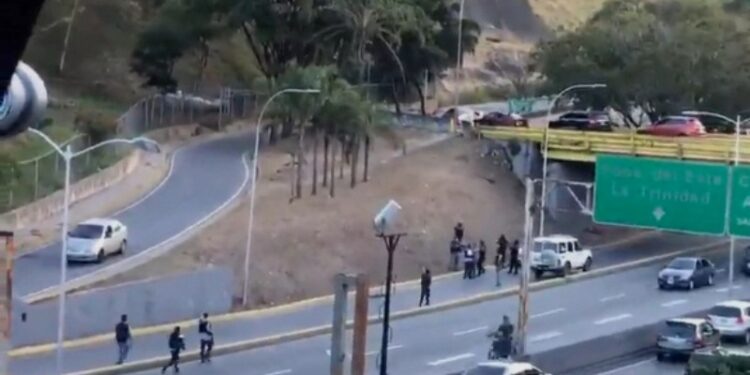 CICPC y el FAES Autopista Prados del Este. Foto captura de video.