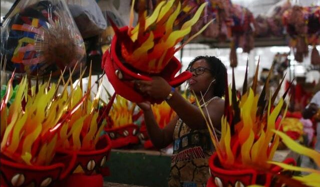 Un trabajador de la escuela de samba Grande Rio prepara parte de un disfraz de carnaval en la sede de producción de carnaval de la escuela en Río de Janeiro, Brasil, 11 febrero 2020.
REUTERS/Pilar Olivares