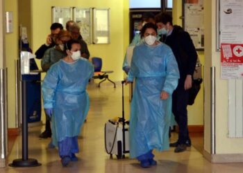 Dos sanitarios en el hospital de la localidad de Codogno, donde se contagió el 'paciente 1'. EFE