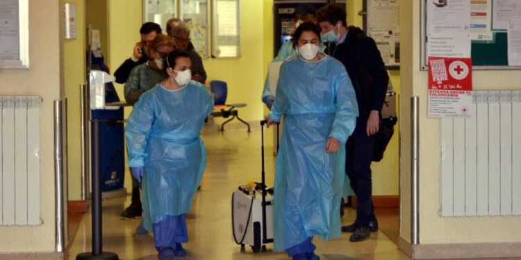 Dos sanitarios en el hospital de la localidad de Codogno, donde se contagió el 'paciente 1'. EFE
