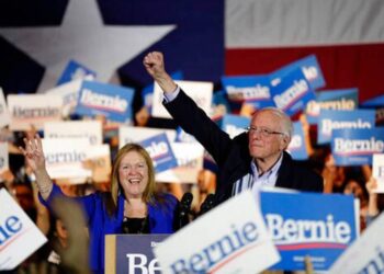El precandidato presidencial demócrata, el senador Bernie Sanders, de Vermont, y su esposa, Jane, durante un acto de campaña en San Antonio, Texas, el sábado 22 de febrero de 2020. ERIC GAY AP FOTO