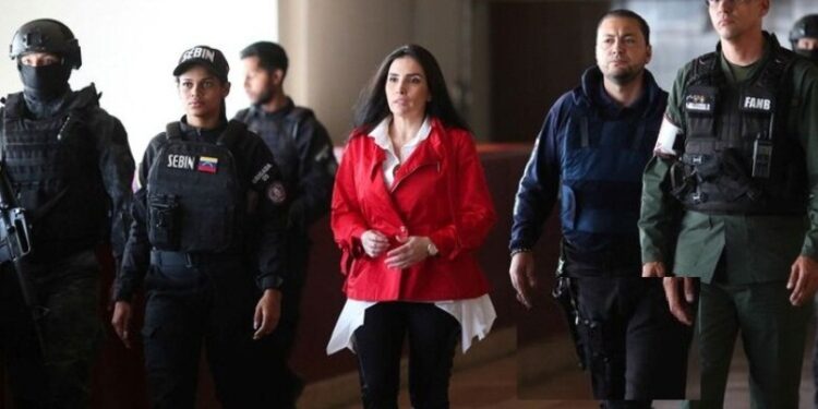 La ex congresista colombiana Aida Merlano es escoltada por efectivos de las fuerzas de seguridad venezolanas antes de una audiencia en un tribunal en Caracas, Venezuela, 6 de febrero, 2020. Palacio de Miraflores Vía REUTERS ATENCIÓN EDITORES EST A FOTOGRAFíA FUE SUMINISTRADA POR UN TERCERO