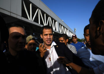 Venezuelan opposition leader and self-proclaimed acting president Juan Guaido arrives at Simon Bolivar International Airport in Maiquetia, Vargas state, Venezuela on February 11, 2020. - Guaido returned to Venezuela after a 23-day international tour to revitalize pressure on President Nicolas Maduro, his press team announced. (Photo by Yuri CORTEZ / AFP)