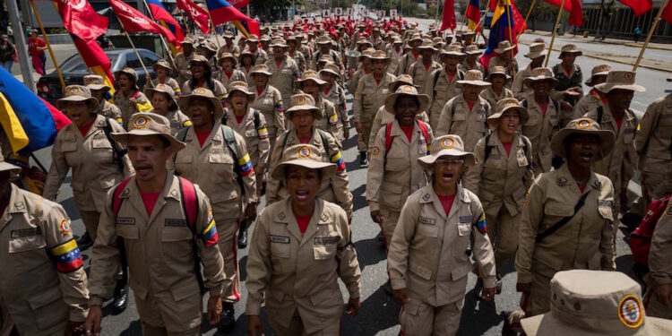 -FOTOGALERIA- (5 DE 20) AME1961. CARACAS (VENEZUELA), 13/02/2020.- Cientos de milicianos participan el lunes 12 de febrero en una manifestaciÛn de Gobierno, en Caracas (Venezuela). Mujeres, hombres, ancianos, jÛvenes o discapacitados. Perfiles variopintos con un denominador com˙n: su profunda admiraciÛn por Nicol·s Maduro, quien los ha convertido en sus ojos y sus manos en todo el paÌs al hacerlos integrantes del "componente especial" de la Fuerza Armada Nacional Bolivariana (FANB) encargado de la preservaciÛn del chavismo. Quince aÒos despuÈs de haber sido creada como una fuerza "complementaria" de civiles armados, la Milicia es ahora uno de los cinco componentes de la FANB. EFE/ Miguel GutiÈrrez