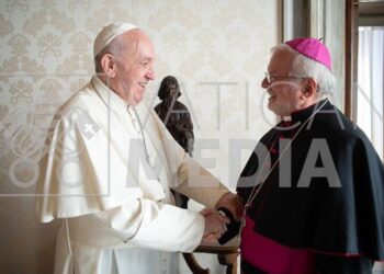 Papa Francisco y el Monseñor venezolano Aldo Giorando. Foto Vatican Media.