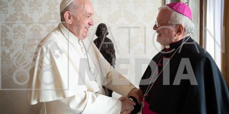Papa Francisco y el Monseñor venezolano Aldo Giorando. Foto Vatican Media.