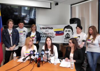 La hermana y la esposa del jefe de Ganinete del líder venezolano opositor Juan Guaidó, el político Roberto Marrero, Belén Marrero (i) y Romy Moreno (d), respectivamente, y la abogada de la familia, María Daniela Rivero (d), junto a varios familiares, ofrecen una rueda de prensa este viernes, en Miami, Florida (EE.UU.). La familia de Marrero exigió la liberación "inmediata" del opositor, cuya detención en Venezuela hace casi un año ha sido catalogada oficialmente como "arbitraria" por un grupo de trabajo de Naciones Unidas. "Les pido a los países democráticos que se acojan a esta decisión y que le exijan al Estado venezolano a que cumplan con esta decisión y que liberen inmediatamente a Roberto Marrero y a todos los presos políticos que ya pasaron por este proceso", indicó Romy en la rueda de prensa. EFE/ Alberto Domingo