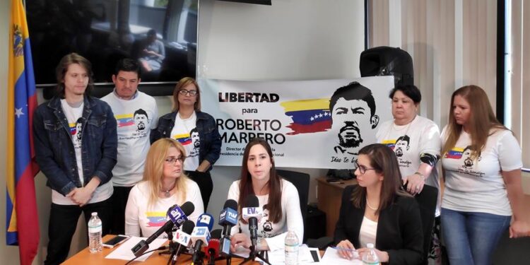La hermana y la esposa del jefe de Ganinete del líder venezolano opositor Juan Guaidó, el político Roberto Marrero, Belén Marrero (i) y Romy Moreno (d), respectivamente, y la abogada de la familia, María Daniela Rivero (d), junto a varios familiares, ofrecen una rueda de prensa este viernes, en Miami, Florida (EE.UU.). La familia de Marrero exigió la liberación "inmediata" del opositor, cuya detención en Venezuela hace casi un año ha sido catalogada oficialmente como "arbitraria" por un grupo de trabajo de Naciones Unidas. "Les pido a los países democráticos que se acojan a esta decisión y que le exijan al Estado venezolano a que cumplan con esta decisión y que liberen inmediatamente a Roberto Marrero y a todos los presos políticos que ya pasaron por este proceso", indicó Romy en la rueda de prensa. EFE/ Alberto Domingo