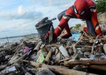 Un hombre disfrazado de Spider-man ha hecho suya la misión de limpiar Indonesia de basuras. Reuters
