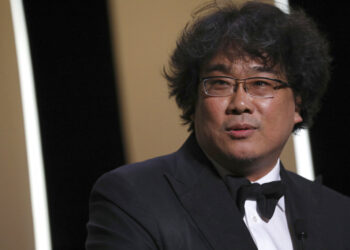 El director surcoreano Bong Joon-ho recibe la Palma de Oro por su sátira social "Parasite" en la 72da edición del festival de cine de Cannes, Francia, sábado 25 de mayo de 2019. (Foto de Vianney Le Caer/Invision/AP)