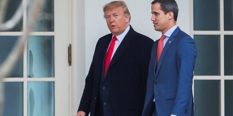 Washington (United States), 05/02/2020.- President of the National Assembly of Venezuela Juan Guaido (R) and President Donald J. Trump (L) walk together along the West Wing Colonnade at the White House in Washington, DC, USA, 05 February 2020. Guaido and Trump will have a bilateral meeting in the Oval Office. (Estados Unidos) EFE/EPA/ERIK S. LESSER
