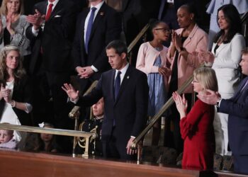 El presidente encargado de Venezuela, Juan Guaidó, recibe una ovación de pie al ser reconocido por el presidente de los Estados Unidos, Donald J. Trump, mientras pronuncia su discurso sobre el estado de la Unión durante una sesión conjunta del Congreso en la cámara de la Cámara del Capitolio de los Estados Unidos en Washington. DC, EE. UU., 4 de febrero de 2020. EFE - MICHAEL REYNOLDS