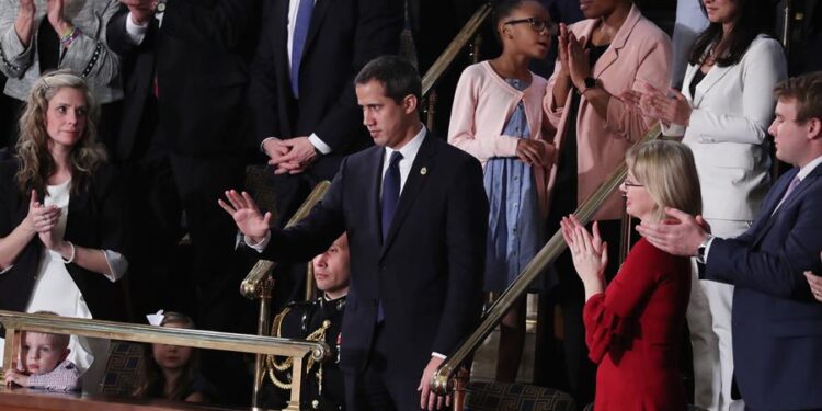 El presidente encargado de Venezuela, Juan Guaidó, recibe una ovación de pie al ser reconocido por el presidente de los Estados Unidos, Donald J. Trump, mientras pronuncia su discurso sobre el estado de la Unión durante una sesión conjunta del Congreso en la cámara de la Cámara del Capitolio de los Estados Unidos en Washington. DC, EE. UU., 4 de febrero de 2020. EFE - MICHAEL REYNOLDS
