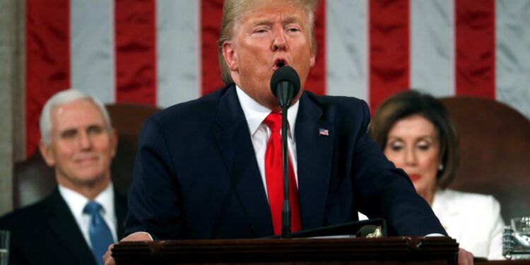 El presidente Donald Trump (C) pronuncia su discurso sobre el Estado de la Unión en una sesión conjunta del Congreso de los Estados Unidos en la cámara de la Cámara del Capitolio de los Estados Unidos en Washington, DC, EE. UU., 04 de febrero de 2020. (Estados Unidos) EFE / EPA / LEAH MILLIS / PISCINA