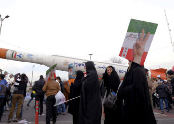FILE PHOTO: People gather around a model of a satellite-carrier rocket displayed during a ceremony  marking the 37th anniversary of the Islamic Revolution, in Tehran February 11, 2016. REUTERS/Raheb Homavandi/TIMA  ATTENTION EDITORS - THIS IMAGE WAS PROVIDED BY A THIRD PARTY. FOR EDITORIAL USE ONLY/File Photo