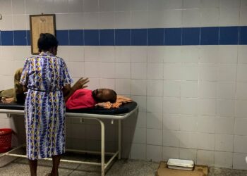 Un paciente espera en la sala de emergencias del hospital de Guiria, Venezuela.FEDERICO PARRA / AFP (AFP)