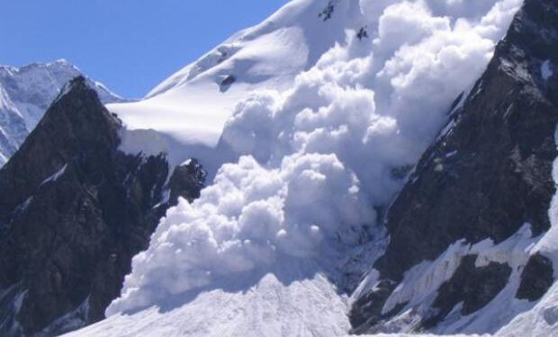 Avalancha en los Alpes. Foto de archivo.