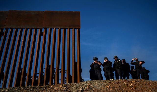 Funcionarios de frontera de Estados Unidos se reúnen junto al muro,  vistos de Tijuana en México. Imagen de archivo. 2 de diciembre de 2018.  REUTERS/Adrees Latif