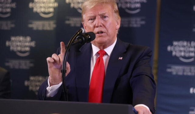 El presidente de Estados Unidos, Donald Trump, hace un gesto mientras celebra una rueda de prensa en el 50º Foro Económico Mundial (FEM) en Davos, Suiza, el 22 de enero de 2020. REUTERS/Jonathan Ernst