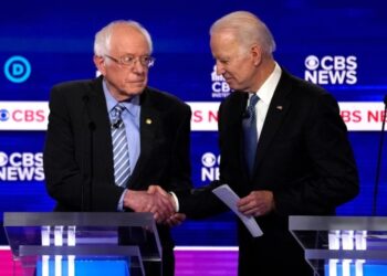 Bernie Sanders y Joe Biden en el debate demócrata en Charleston, South Carolina, el 25 de febrero de 2020. REUTERS Jonathan Ernst.