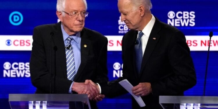 Bernie Sanders y Joe Biden en el debate demócrata en Charleston, South Carolina, el 25 de febrero de 2020. REUTERS Jonathan Ernst.