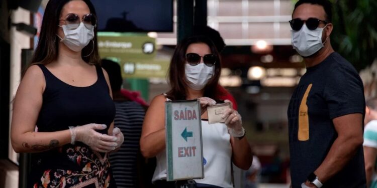 Coronavirus Brasil. Turistas con barbijos en Río de Janeiro. El estado carioca es el segundo con mayor cantidad de casos en Brasil. (AFP).