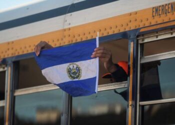 Deportaciones salvadoreños EEUU. Foto Estregegia & Negocios.