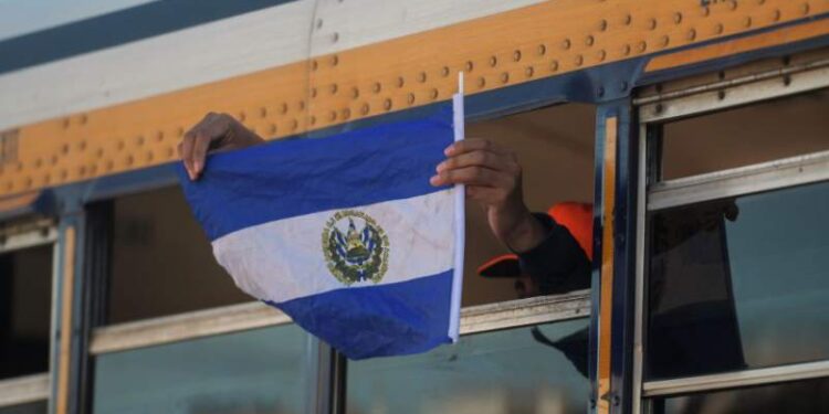 Deportaciones salvadoreños EEUU. Foto Estregegia & Negocios.