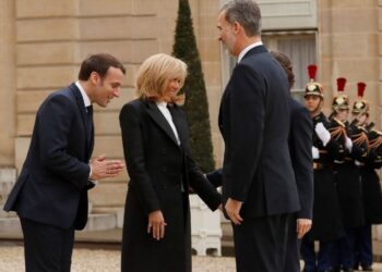 El saludo sin contacto directo entre Macron y Felipe VI. Foto captura de video.
