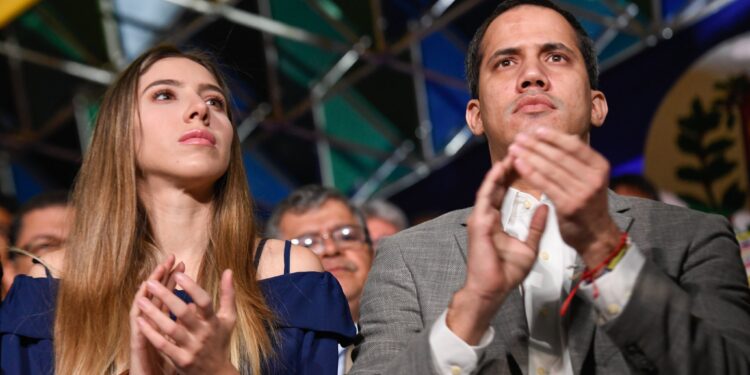 Fabiana Rosales, Primera Dama de la Repùblica y Juan Guaidó Pdre. (E) de Venezuela. Foto @FabiiRosales.