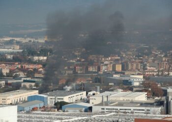 Incendio en una planta de reciclaje de Montornès del Vallès, el diciembre pasado.ALBERT GEA (REUTERS)