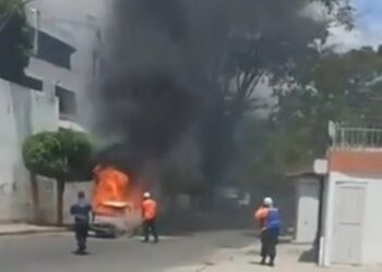 Incendio, vehìculo. El Pedregal. Foto captura de video.