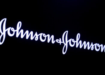 FOTO DE ARCHIVO. El logo de la compañía Johnson & Johnson se ve en una pantalla, en Nueva York, EEUU. 17 de septiembre de 2019. REUTERS/Brendan McDermid.