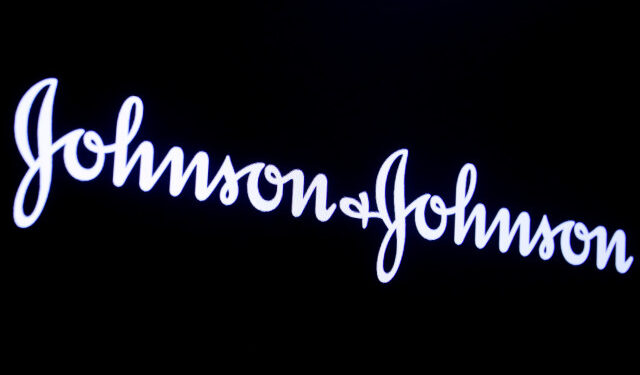 FOTO DE ARCHIVO. El logo de la compañía Johnson & Johnson se ve en una pantalla, en Nueva York, EEUU. 17 de septiembre de 2019. REUTERS/Brendan McDermid.