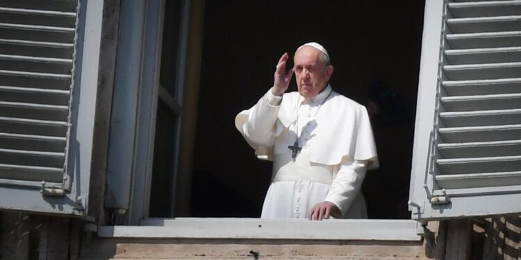 Pope Francis salutes from the window of the apostolic palace overlooking an empty St.Peter's square after his livestreamed the Angelus prayer on March 22, 2020 at the Vatican, as the Mediterranean nation of 60 million overtook China as the global epicentre of COVID-19, the disease caused by the novel coronavirus. - Italy is under a national lock down as it battels against the sprad of the new coronavirus dubbed COVID-19. (Photo by Alberto PIZZOLI / AFP)