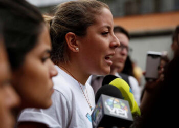 Rafaela Requesens, sister of the lawmaker of the Venezuelan coalition of opposition parties (MUD) Juan Requesens, talks to the media at the entrance of a detention centre of the Bolivarian National Intelligence Service (SEBIN) during a protest in support of her brother, in Caracas, Venezuela August 8, 2018. REUTERS/Adriana Loureiro