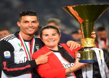 Soccer Football - Serie A - Juventus v Atalanta - Allianz Stadium, Turin, Italy - May 19, 2019   Juventus' Cristiano Ronaldo poses with his mother Maria Dolores dos Santos Aveiro as he celebrates winning Serie A with the trophy   REUTERS/Massimo Pinca