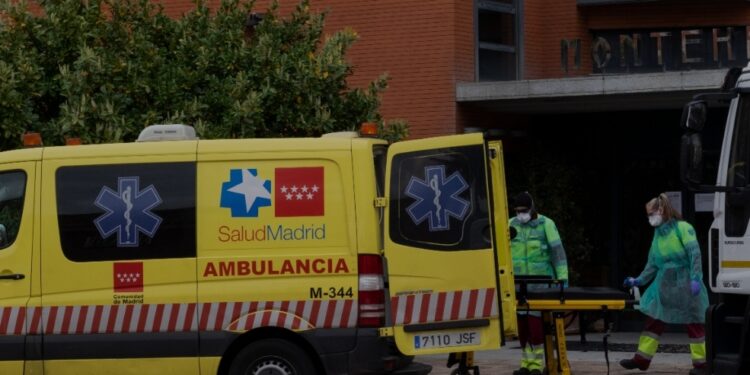 Personal sanitario a las puertas de la residencia MonteHermoso de Madrida primera hora de la tarde de este martes 17 de marzo. Foto David Expósito.
