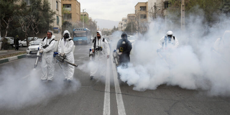 Tareas de desinfección en Teherán, Irán, el 18 de marzo de 2020. Foto Alo Khara Reuters.
