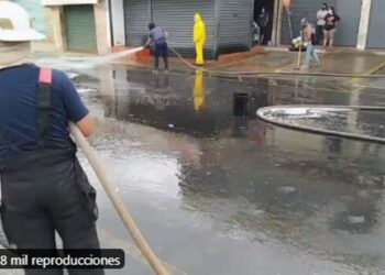 Trabajos de desinfección del mercado Periférico en Ciudad Bolívar. Foto captura de video.