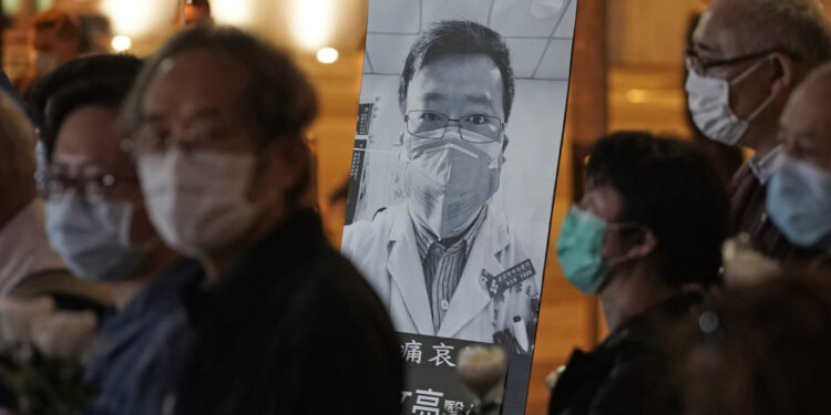 Vigilia por el médico Li Wenliang en Hong Kong (China). 7 de febrero de 2020. Foto Kin Cheung AP.