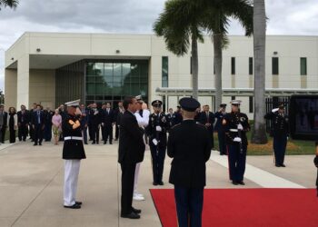 El presidente de Brasil, Jair Bolsonaro (c), participa en una ceremonia militar de bienvenida este domingo en la sede del Comando Sur de las Fuerzas Armadas de EE.UU., en Doral, Miami-Dade (EE. UU.). EFE/ Ivonne Malaver