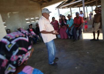 Colombian Rafael Sapuana, mediator or Putchipuu in Wayuunaiki language, speaks during a reconciliation ceremony between Colombian and Venezuela indigenous from the Wayuu tribe, in Castilletes, Colombia February 19, 2020. Picture taken February 19, 2020. REUTERS/Luisa Gonzalez