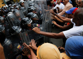 Demonstrators scuffle with security forces during a protest in Caracas, Venezuela March 10, 2020. REUTERS/Manaure Quintero