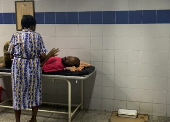 A patient waits in the emergency room at the Guiria hospital, in Guiria, Venezuela, on March 14, 2020. - Human rights organizations recently warned Venezuela faced catastrophic consequences from the COVID-19 coronavirus pandemic which threatens to overwhelm its crumbling health system. (Photo by Federico PARRA / AFP)