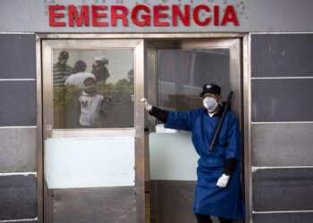 A guard wears a safety outfit as a preventive measure against the spread of the new coronavirus at the entrance of the emergency room of the Moscoso Puello Hospital in Santo Domingo on April 16, 2020. - In Dominical Republic 3,755 people are infected and 196 have died from the new coronavirus, as reported so far. (Photo by Erika SANTELICES / AFP)