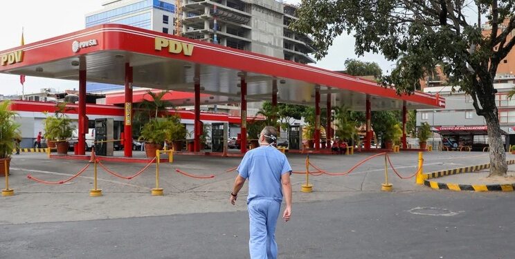 Un médico camina cerca de una gasolinera cerrada durante la cuarentena nacional por el brote del coronavirus en Caracas, Venezuela, el 7 de abril de 2020 (REUTERS/Manaure Quintero)